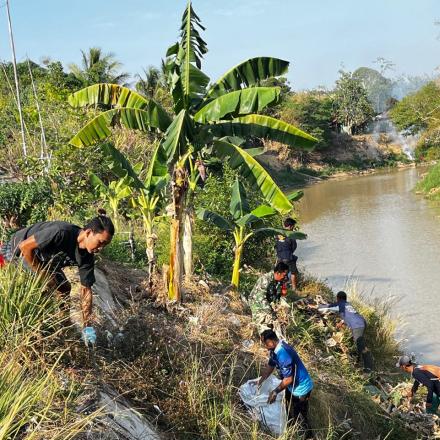 Warga dan Pemerintah Desa Bawahan Seberang Bersihkan Sampah Di Bantaran Sungai 